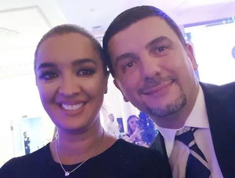 Krasniqi krenohet me bashkëshorten pasi u shpërblye me çmimin “Pjetër Bogdan”
