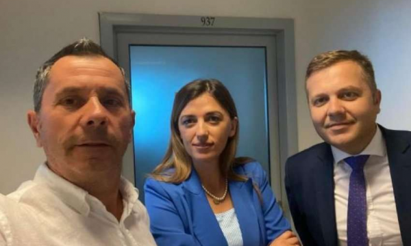 Gardiani që e transferoi Astrit Deharin nga Burgu në spital i reagon Zv.Ministrit Sallahu dhe Avokatit Gashi