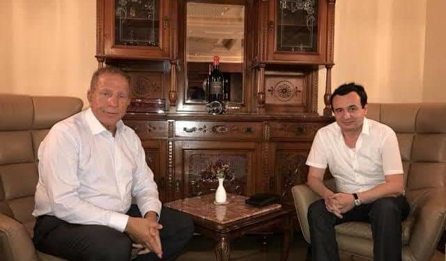 Urimi ‘spec’ i Behgjet Pacollit për Albin Kurtin, publikon foto nga vizita në rezidencën e tij