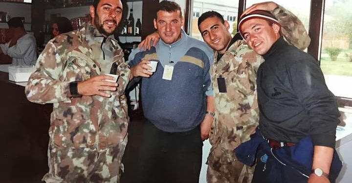Berat Buzhala publikon foto nga koha kur punonte punëtor fizik në KFOR