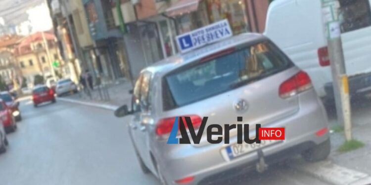 E turpshme: Vetura e autoshkollës ‘Presheva’ parkohet në rrugë në Mitrovicë