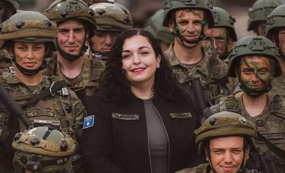 Përvjetori i Epopesë së UÇK-së: Presidentja Osmani merr pjesë gjatë rreshtimit të kuadrateve të FSK-së