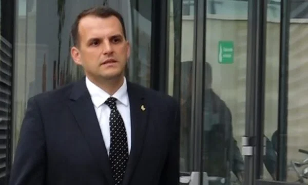 Ukë Rugova lirohet nga akuza për krim të organizuar me vizat italiane, dënohet për armëmbajtje pa leje