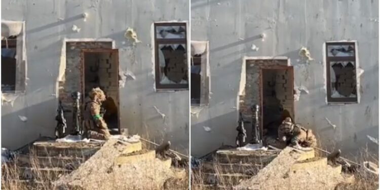 Ushtari çeçen që lufton kundër ushtrisë ruse falet pranë zonës ku po zhvilloheshin luftime