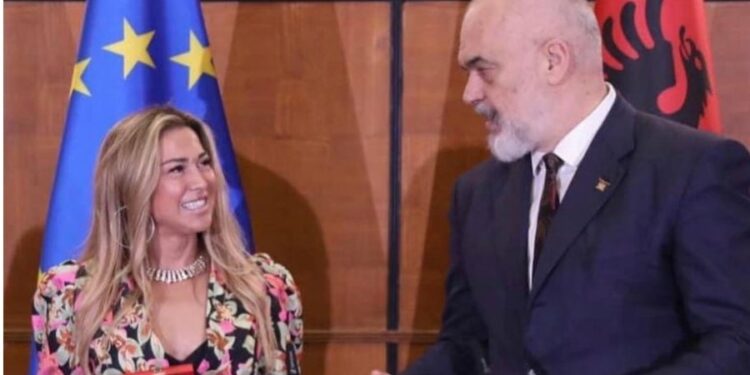 Geta Beqa dekorohet me medalje nga Edi Rama