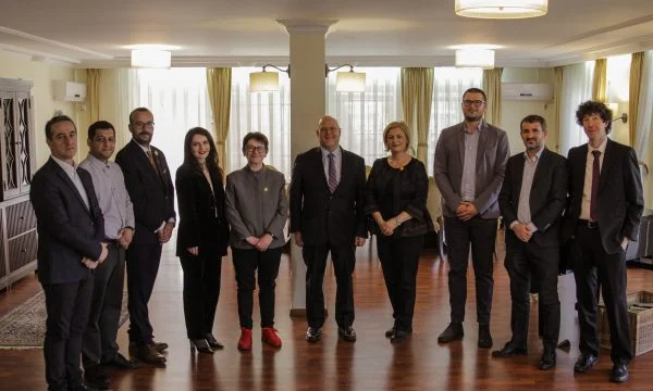Ambasdori amerikan takohet me përfaqësues të shoqërisë civlle, flasin për të drejtat e njeriut