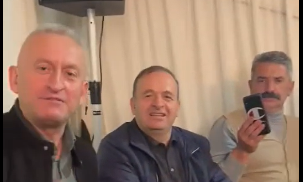 Mblidhen deputetë të PDK-së, festojnë ditëlindje me këngë për Thaçin, Veselin, Selimin e Krasniqin