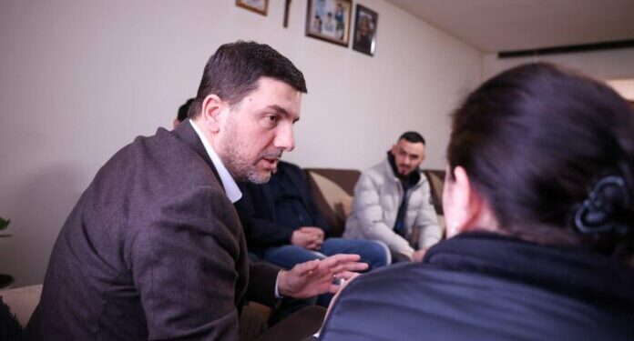 Krasniqi vazhdon vizitat te familjet, djemtë e të cilave po ikin nga Kosova