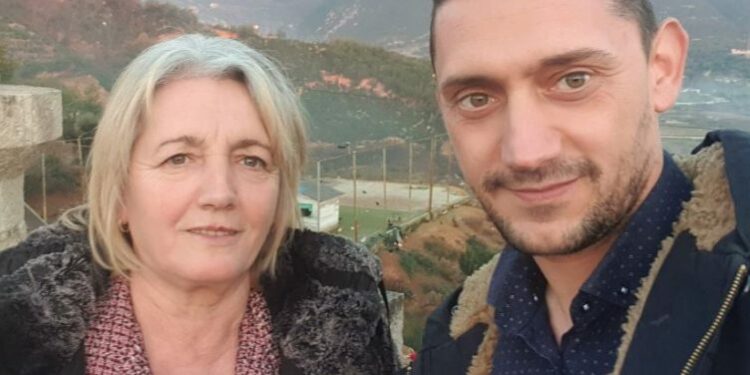 Reagon ashpër djali i bankieres së vrarë në Tiranë: “Mallkuar qofshin ato plumat që i zbrazën në trupin tënd”