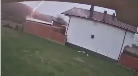 Rrufeja godet xhaminë në Prishtinë?