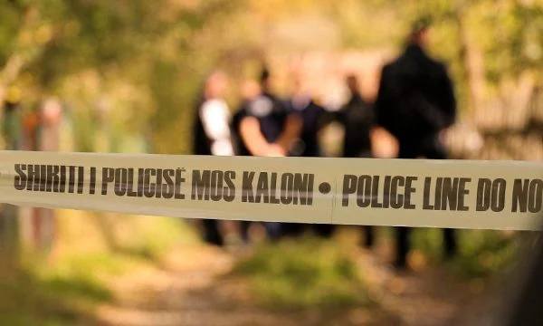 Vdes një burrë në Prishtinë derisa ishte bashkë me vëllain dhe shokun e tij, Policia nis hetimet
