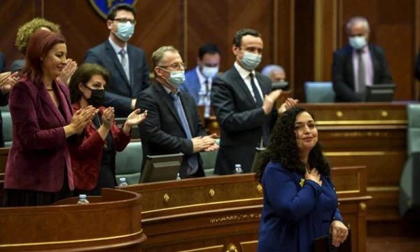 “Edhe nëse Berisha e Kinolli e fitojnë rastin në Kushtetuese, Presidentes s’i rrezikohet pozita”
