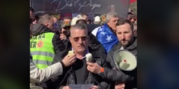 Babai i Granit Xhakës mban fjalim para protestuesve në Hagë: Po tentohet të dënohet historia