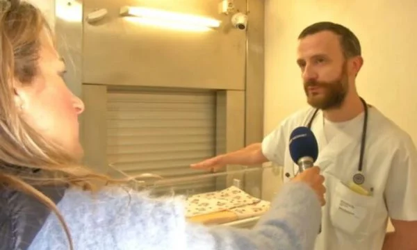 Foshnja e porsalindur braktiset në kosh plehrash, nëna lë letrën prekëse pranë saj