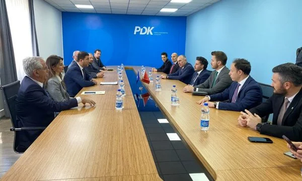Memli Kransiqi e pret në parti Dritan Abazoviqin