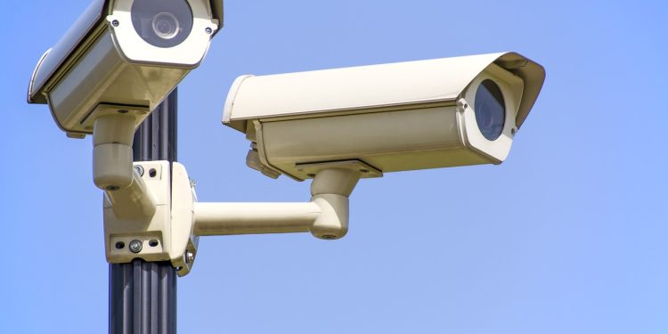 Irani instalon kamera në vende publike për të identifikuar gratë pa shami
