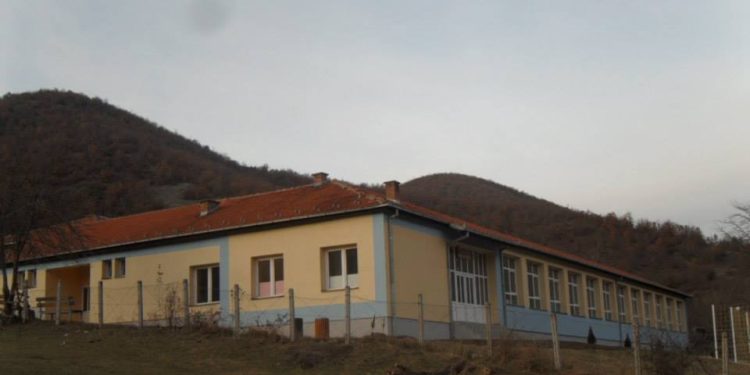 Ky është fshati i vetëm në Leposaviq ku qytetarët po votojnë në shkollë dhe jo në kontejnerë