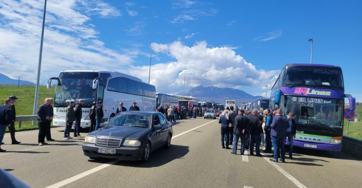 Bllokohet autostrada – Mijëra qytetarë drejt Prishtinës në përkrahje të krerëve të UÇK-së