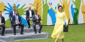 Po ngjitej në podium, Floriana Garo pengohet në stadiumin “Air Albania”