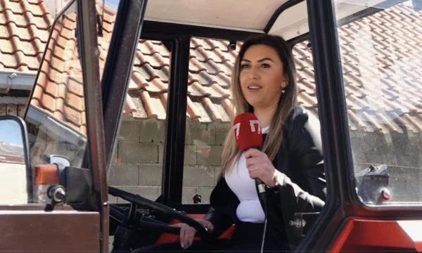 Gruaja nga fshati Vrellë që e vozitë traktorin, autobusin dhe kamionin