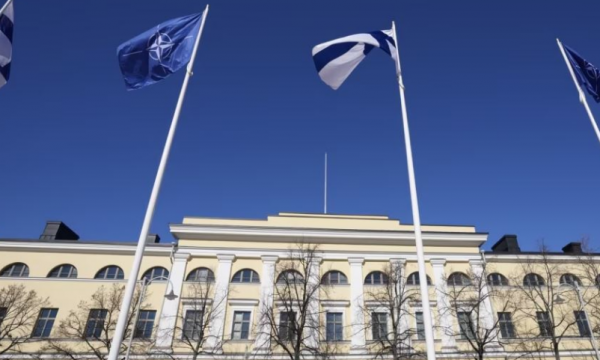Flamujt e NATO-s ngrihen në Helsinki, teksa Finlanda i bashkohet sot aleancës