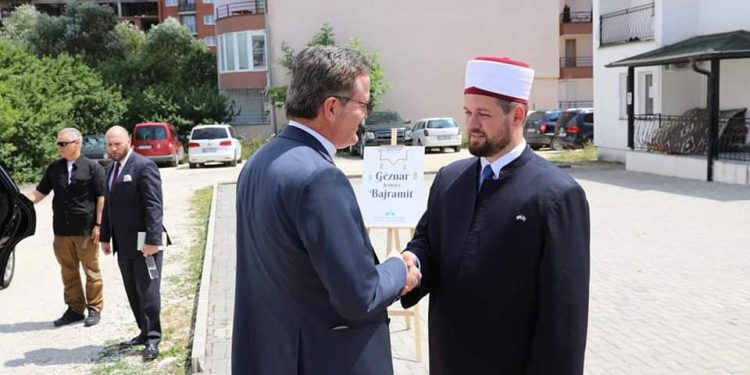 Imami Maliqi publikon foto me priftërinjë katolik: Kemi Bajram e Pashkë, por shqiptarinë e kemi bashkë