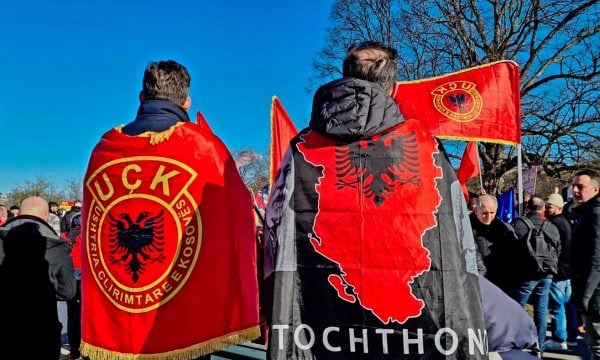 Pamje të reja të protestuesve nga sheshi i Hagës, qindra shqiptarë në mbështetje të ish-krerëve të UÇK-së