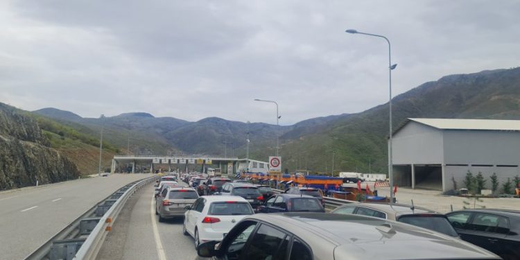 Kosovarët ja mësyjnë Shqipërisë për festën e 1 Majit