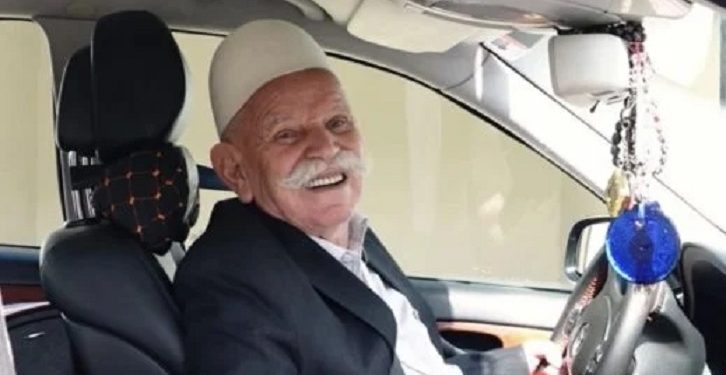 99-vjeçari që vozit veturë, e do shpejtësinë dhe do t’iu shkrijë me humorin e tij