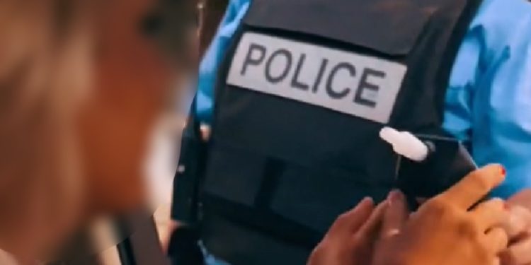 “Paske pi kokakollë” – Policët tallen me mërgimtaren pasi ia bënë alkool-testin