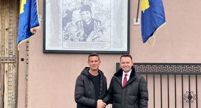 Ministri Peci viziton familjen e heroit Sali Çekaj