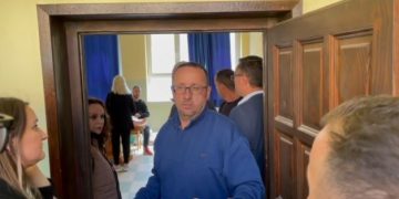 Tentohet të mbyllet për media dera e klasës në të cilën po votonte kandidatja e PDK-së për kryetare të Leposaviqit – VIDEO