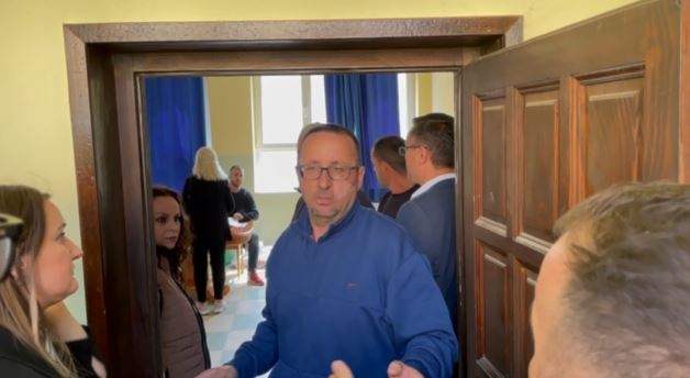 Tentohet të mbyllet për media dera e klasës në të cilën po votonte kandidatja e PDK-së për kryetare të Leposaviqit – VIDEO