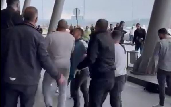 “Pse ma kqyre gruan te Check-in”, mësohet arsyeja e rrahjes së dy grupeve në aeroport