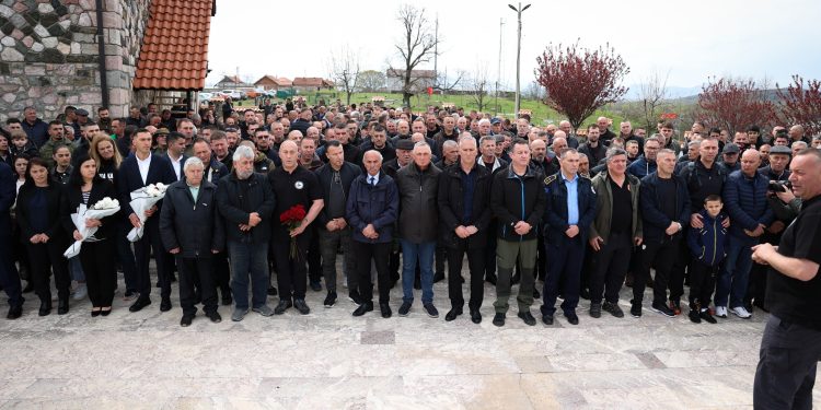 Haradinaj kujton vëllain Shkëlzenin dhe bashkëluftëtarët në përvjetorin e rënies