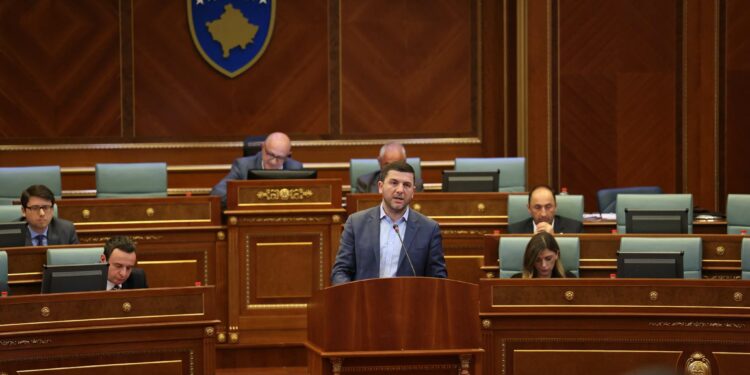 Memli Krasniqi: Gjatë dy viteve të Qeverisë Kurti mbi 107 mijë qytetarë e kanë lëshuar vendin