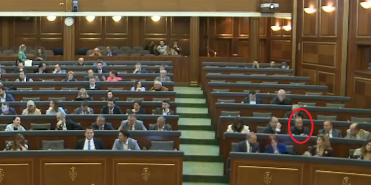 Çfarë po ndodhë në Kuvend? Pacolli kalon kah deputetët e PDK-së
