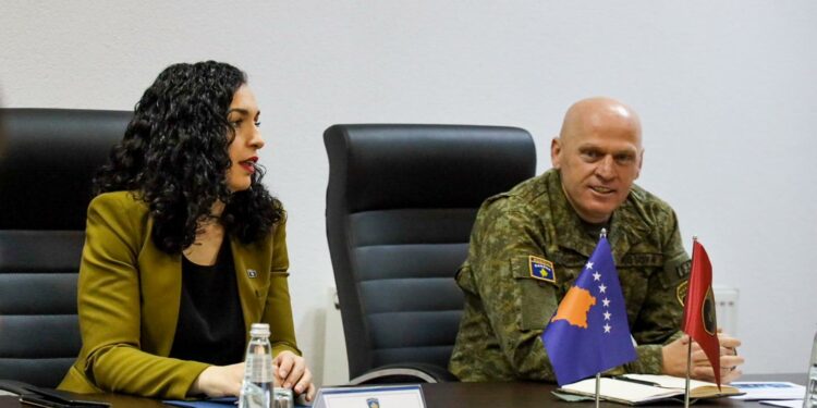 Osmani viziton Shtabin e Përgjithshëm të FSK-së
