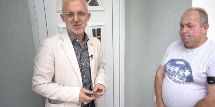 Skender Hajrizi nga Mitrovica u bë me fëmijë pas 18 vitesh, Halil Kastrati e bën edhe me shtëpi të re