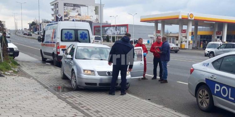 Një person gjendet pa shenja jete në makinë