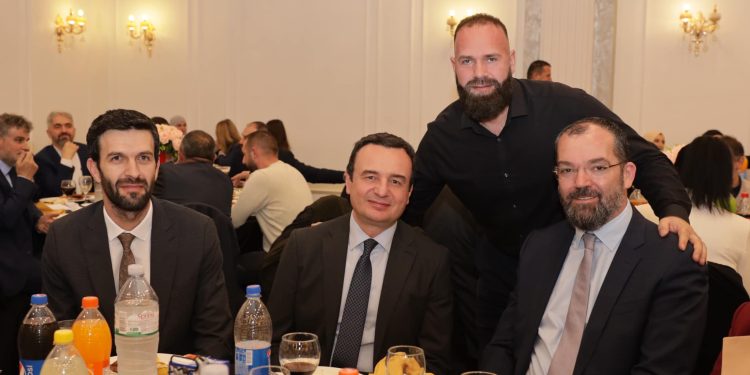 Iftari i kompromisit, a do t’i bëjë përsëri për vete Kurti deputetët e pakënaqur