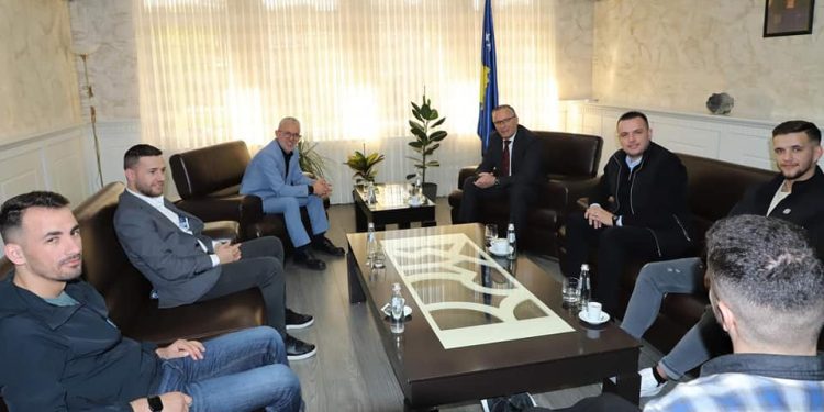 Humanisti Halil Kastrati vizitoi Mitrovicën, ku dhe u prit nga i pari i komunës Bedri Hamza