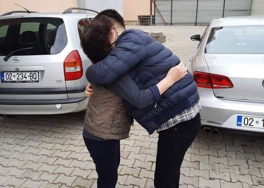 Gazetari nga Vushtrria, i përlotur, përqafon nënën dhe largohet nga Kosova