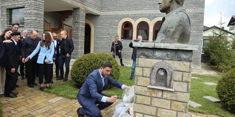 Krasniqi viziton familjen e Ilaz Kodrës: Themeli i shtetit tonë të pavarur dhe sovran