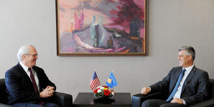 Hill i thotë disa fjalë për gjykimin në Hagë: Të pandehurve t’u jepet mundësia të sqarohen