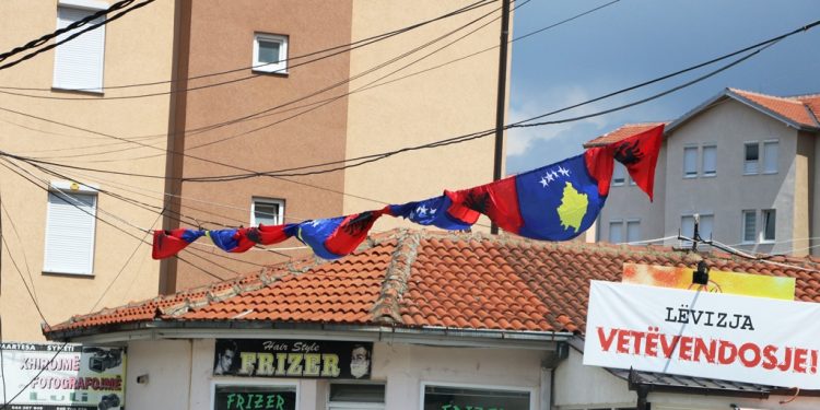 Fitorja e shqiptarëve në Veri, vendosen flamuj të rinj kuq e zi dhe të Kosovës