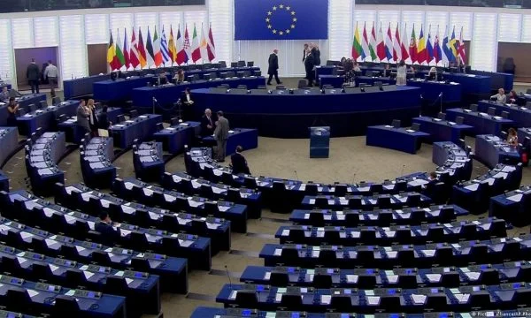 Parlamenti Europian miraton liberalizimin e vizave për Kosovën