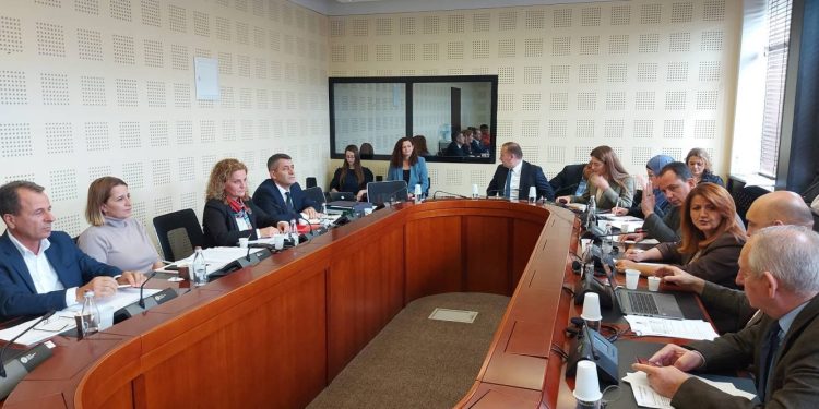 Sot mblidhen tri komisione parlamentare