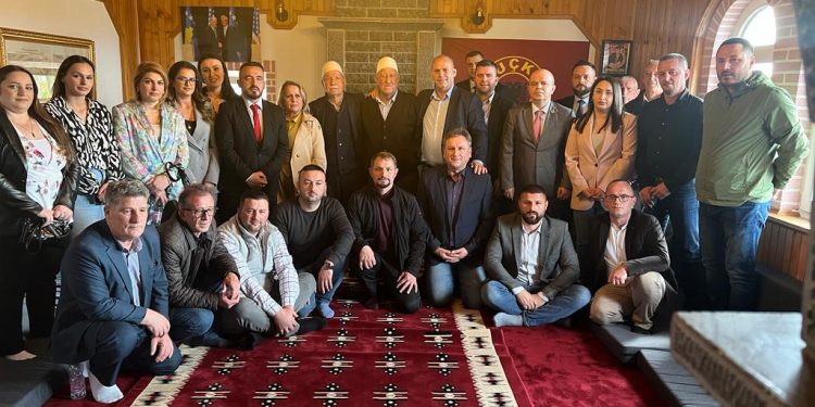 Lladrovci me asamblistët e të gjitha partive për Bajram te familja Thaçi e Veseli