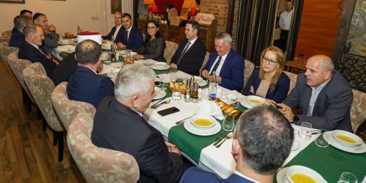 Abdixhiku shtron iftar për myftiun Tërnava dhe anëtarët e tjerë të BIK-ut